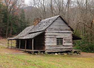 Fototapeta na wymiar Old Abandoned Wooden House At Cherokee Orchard Road Of Great Smoky Mountains National Park Tennessee On A Cloudy Autumn Day
