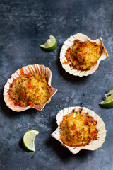 Baked scallops with spicy breadcrumbs