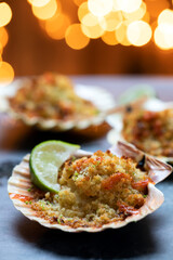 Baked scallops with spicy breadcrumbs