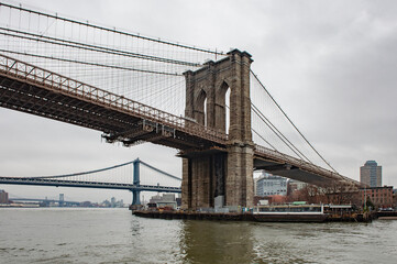 Fototapeta premium Brooklyn Bridge and Manhattan Bridge over East River in downtown Manhattan