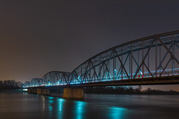 Fototapeta na wymiar Most Józefa Piłsudskiego w Toruniu.