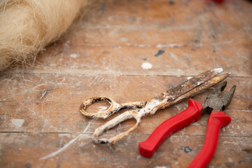 Werkbank mit Scheere und Zange