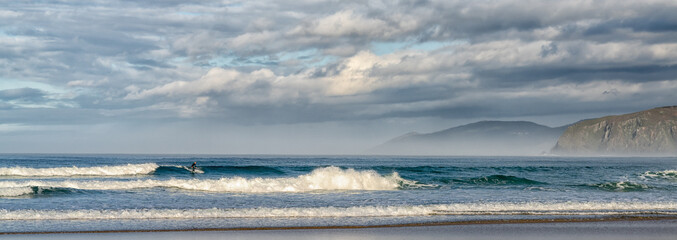 Obraz premium surfing at A Frouxeira beach in Galicia in northern Spain