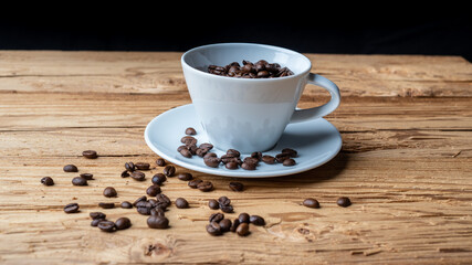 Kaffeebohnen in weißer Tasse