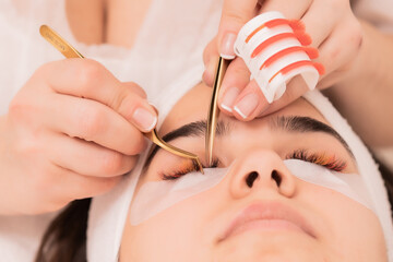 mujer haciendose un tratado facial y lifting de pestañas