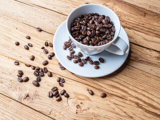 Kaffeebohnen in weißer Tasse