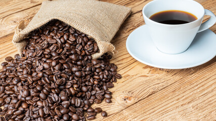 Tasse Kaffe mit frisch gerösteten Kaffeebohnen