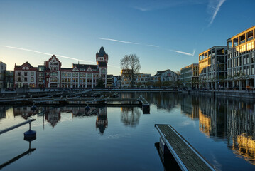 Marina und historisches Gebäude am Phoenixsee in Dortmund