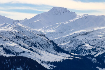 paysage de montagne, les alpes françaises sous la neige