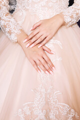 Solid color bride manicure and luxurious puffy wedding dress
