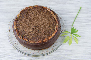 Torta de chocolate con flor verde 