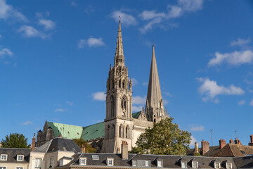 Fototapeta na wymiar Vue sur la cathédrale de Chartres depuis la place Châtelet