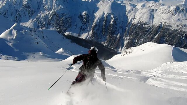 Offpist Skiing in Tirol. Easy powder turns next to the slope fun for everyone. Skiing fresh snow nice and easy.