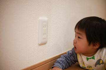 コンセントを見る赤ちゃん