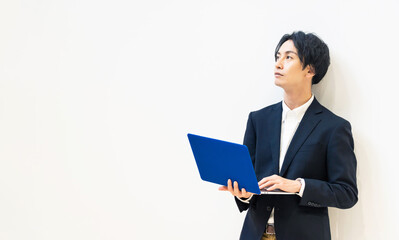 ノートパソコンを使う男性