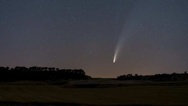 NEOWISE Comet and Starlink Satellites Timelapse 4K