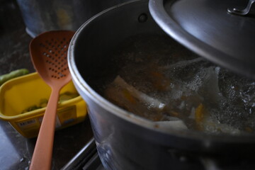 Cocinar dentro del hogar para alimentar a la familia con amor y cariño.