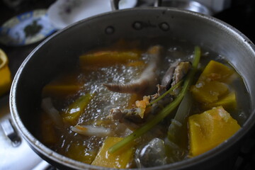 Cocinar dentro del hogar para alimentar a la familia con amor y cariño.