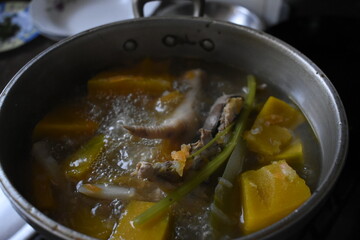 Cocinar dentro del hogar para alimentar a la familia con amor y cariño.