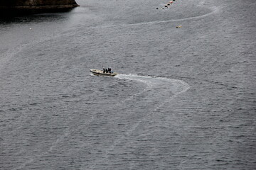 カーブを描いて小さな船が海上を進む風景