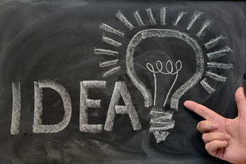 Mano señalando una pizarra con la palabra idea escrita © KukiLadrondeGuevara