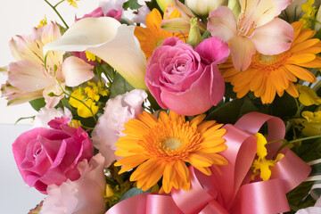 カラフルな花カゴ　フラワーアレンジメント　贈り物