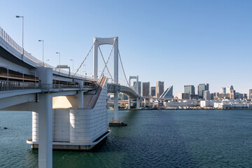 レインボーブリッジより東京のビル群を望む。そして青い空