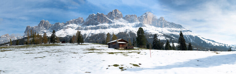 Rosengarten mit Almh&uuml;tte in S&uuml;dtirol Bergmassiv Dolomiten 