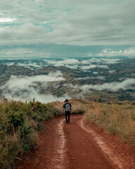 Fototapeta premium Caminar por la naturaleza. Camino de tierra