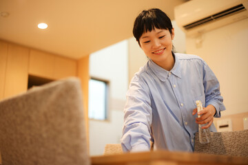 テーブルを拭く女性