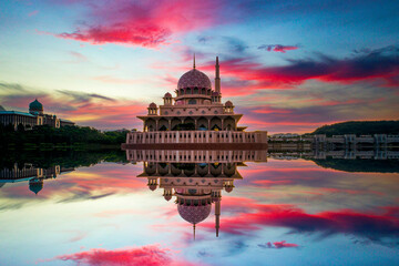 Fototapeta premium Sunrise Scenery Of Putrajaya Mosque,Malaysia.