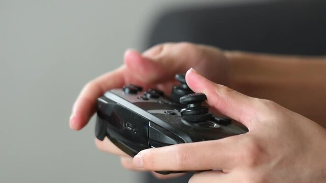 ゲームをする子供の手元