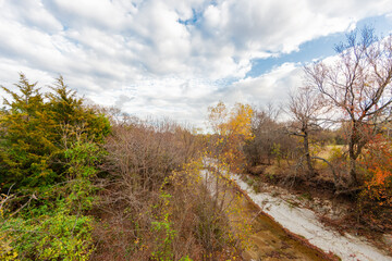 Fototapeta na wymiar creek in autumn park
