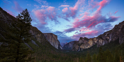 Yosemite Tunnel View panorama at sunset