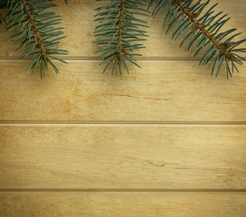 Deurstickers Groene spar met naalden aan de bovenzijde van de foto. Kerstachtergrond van dennenboomtakken op een houten bord, kopieer ruimte voor tekst, bovenaanzicht. © Albert Ziganshin