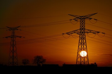 Pyl&ocirc;ne &eacute;lectrique au lever du soleil