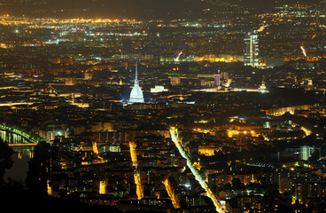 night viwe of the wide city and the lights of the monument calle
