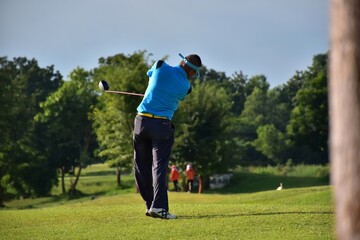 Obraz premium person playing golf