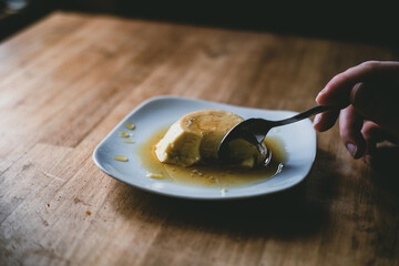 お菓子を食べる