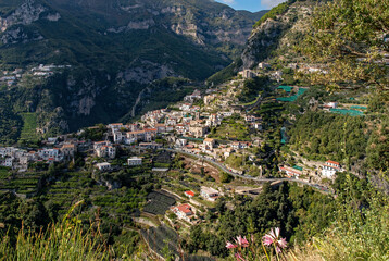 Blick auf Ravello an der Amalfiküste in Kampanien, Italien 