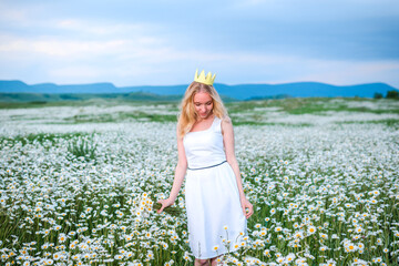 Fototapeta na wymiar Girl in a chamomile field