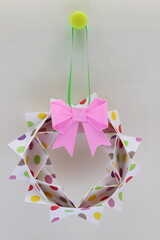 折り紙で作った手作りのクリスマス飾り用のリース