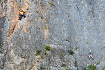 Gente practicando la escalada en una pared de roca cerca de la población de Jérica, en la...