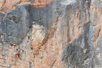 Gente practicando la escalada en una pared de roca cerca de la población de Jérica, en la provincia de Castellón. Comunidad Valenciana. España
