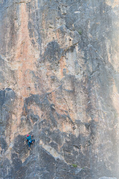 Gente practicando la escalada en una pared de roca cerca de la población de Jérica, en la provincia de Castellón. Comunidad Valenciana. España