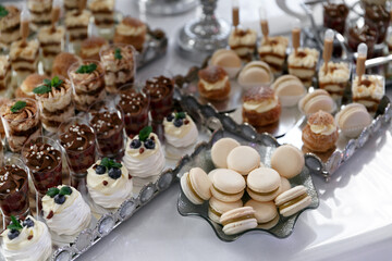 Obraz na płótnie Canvas A table with desserts for guests at a wedding. Candy bar