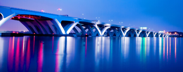The Woodrow Wilson Memorial Bridge spans the Potomac River between Alexandria, Virginia, and the state of Maryland. - obrazy, fototapety, plakaty