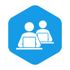 Lugar de trabajo. Icono plano con hombres trabajando en oficina con ordenadores en hexágono en color azul