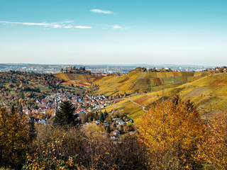 Naklejka premium Blick auf die Grabkapelle auf dem Württemberg im Herbst, Stuttgart