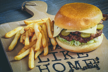 burger de boeuf et frites sur une planche à découper